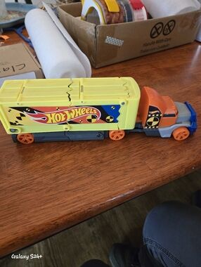 Hot Wheels Crashing Rig (Model GCK39) transporter truck designed to break Up